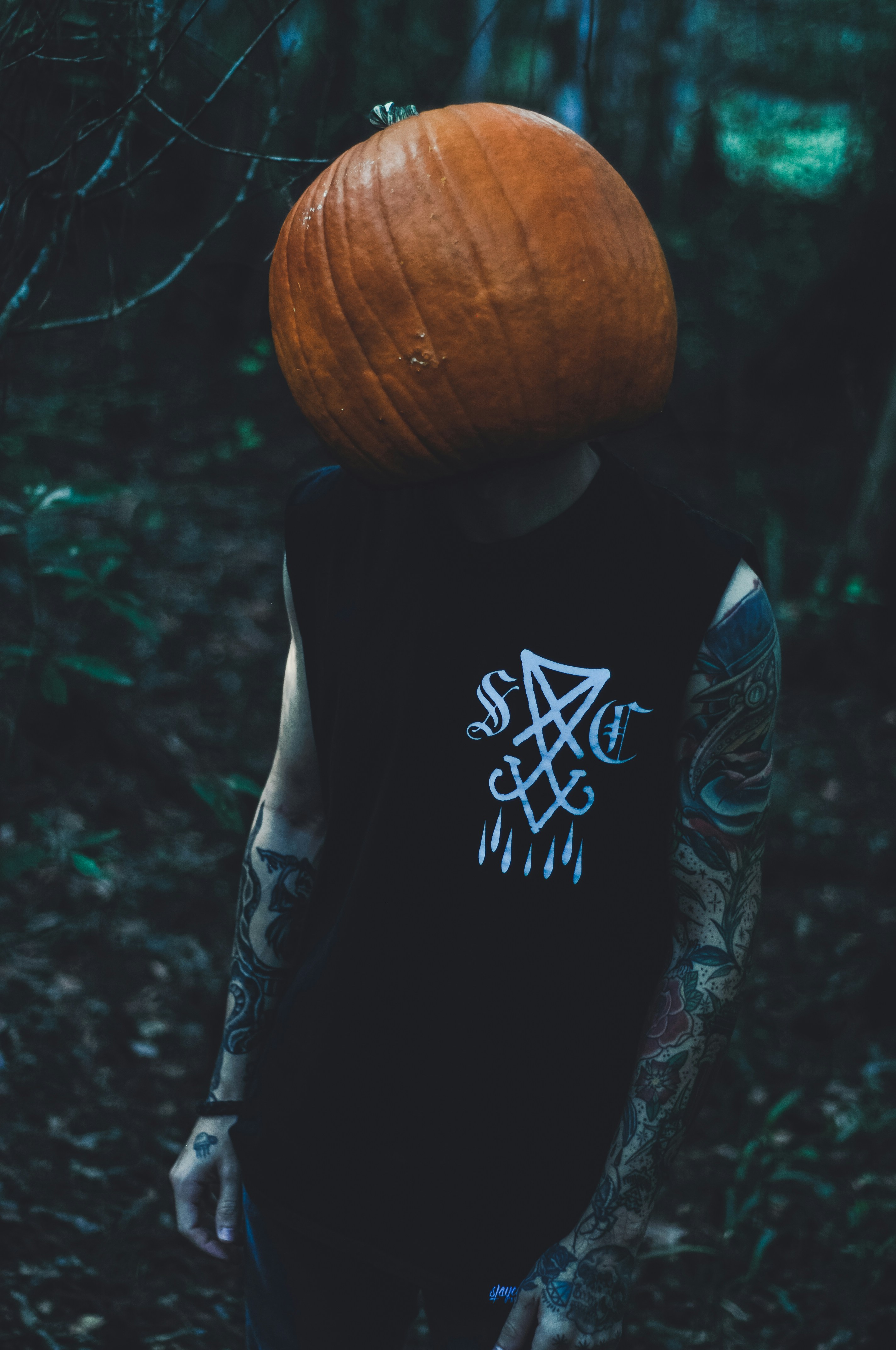Un hombre con una calabaza en la cabeza