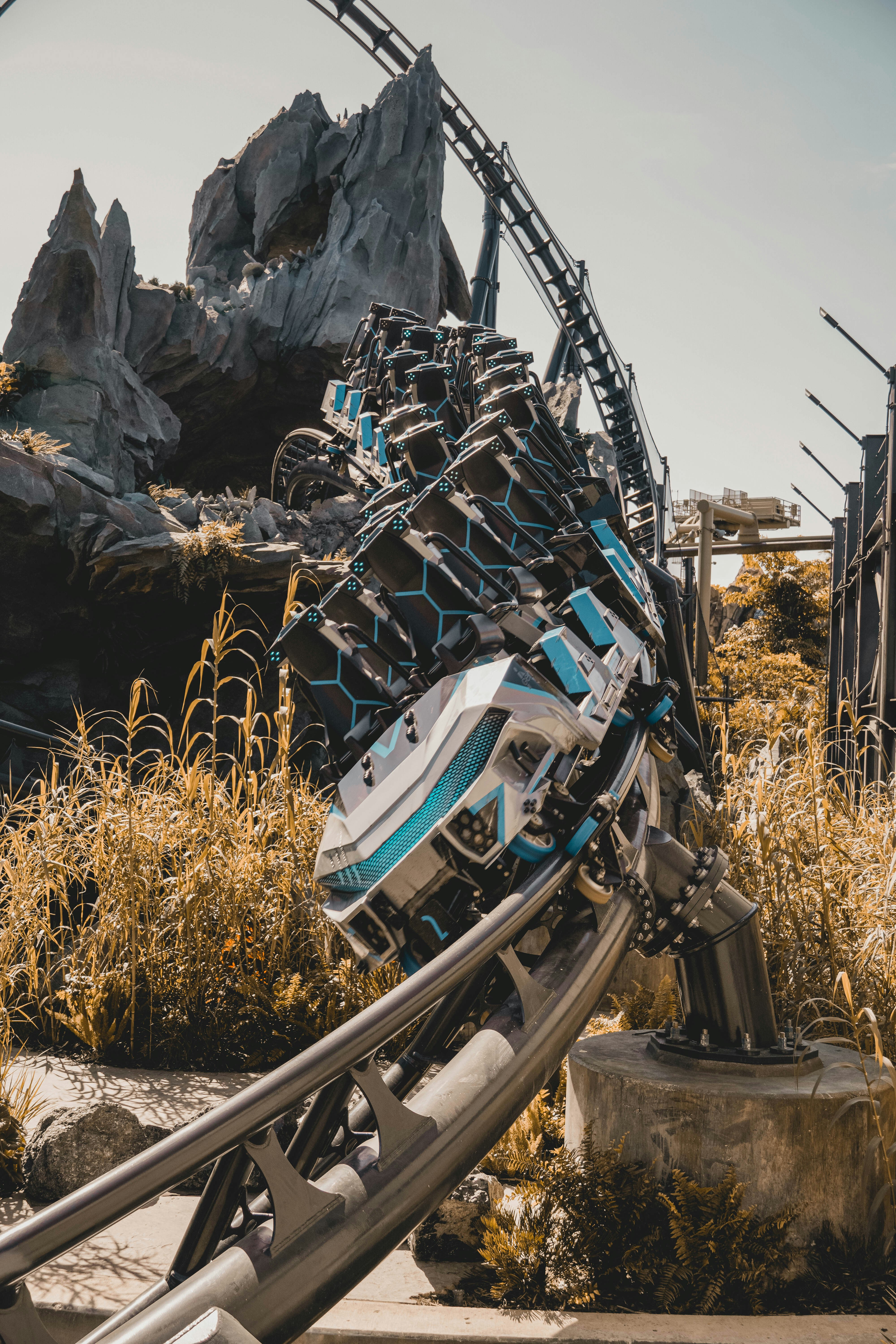 Téléphérique noir et bleu sur un terrain d’herbe brune