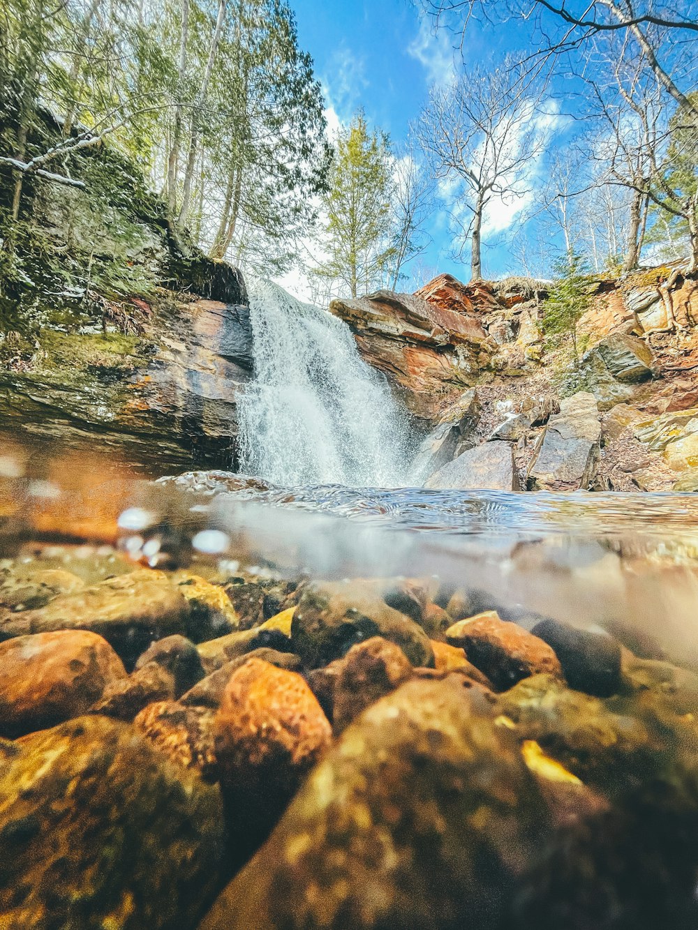 Wasser fällt tagsüber an felsigem Ufer