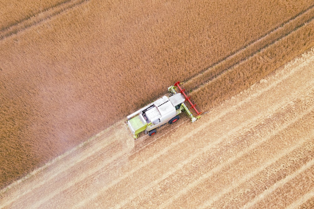 camion jouet blanc et rouge sur textile marron