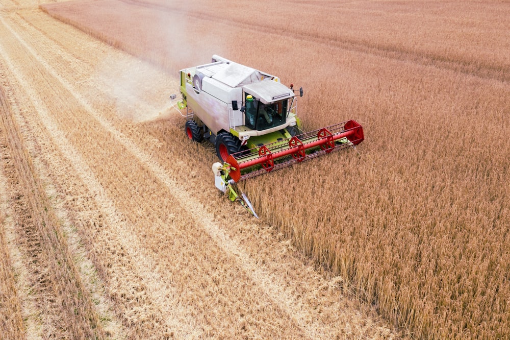 camion jouet vert et rouge sur une friche industrielle pendant la journée