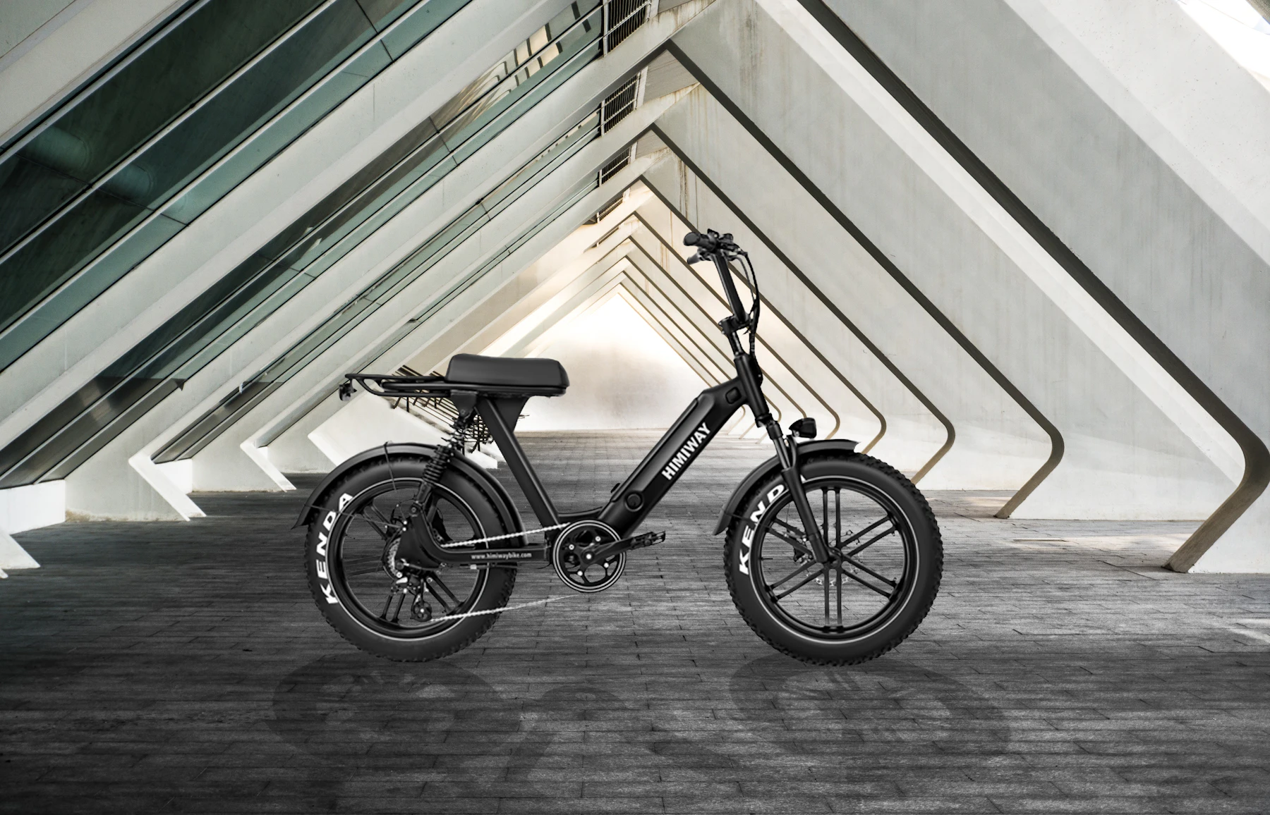 Bicicleta elétrica de pneu largo em um corredor de concreto