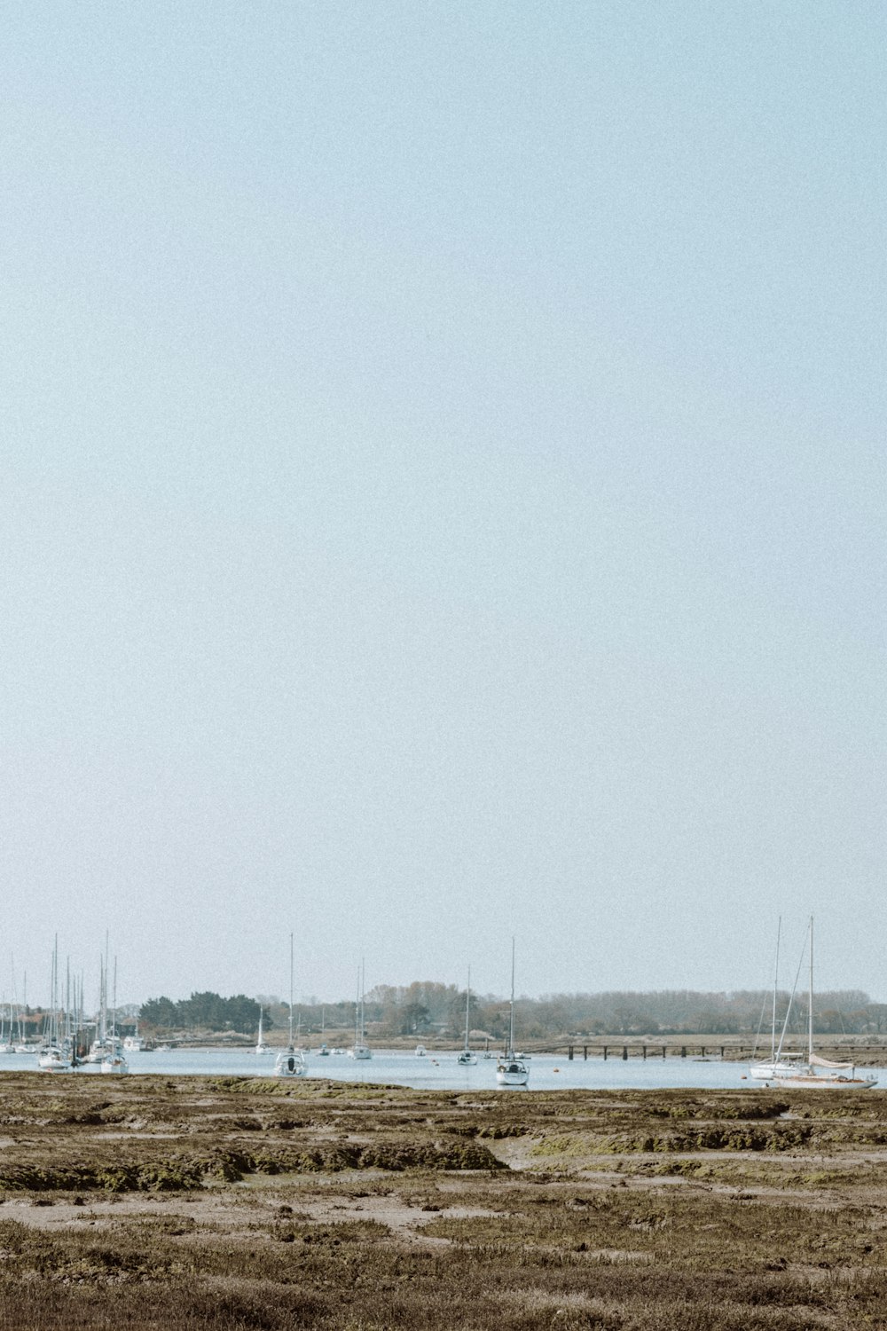 bateau blanc sur la mer pendant la journée