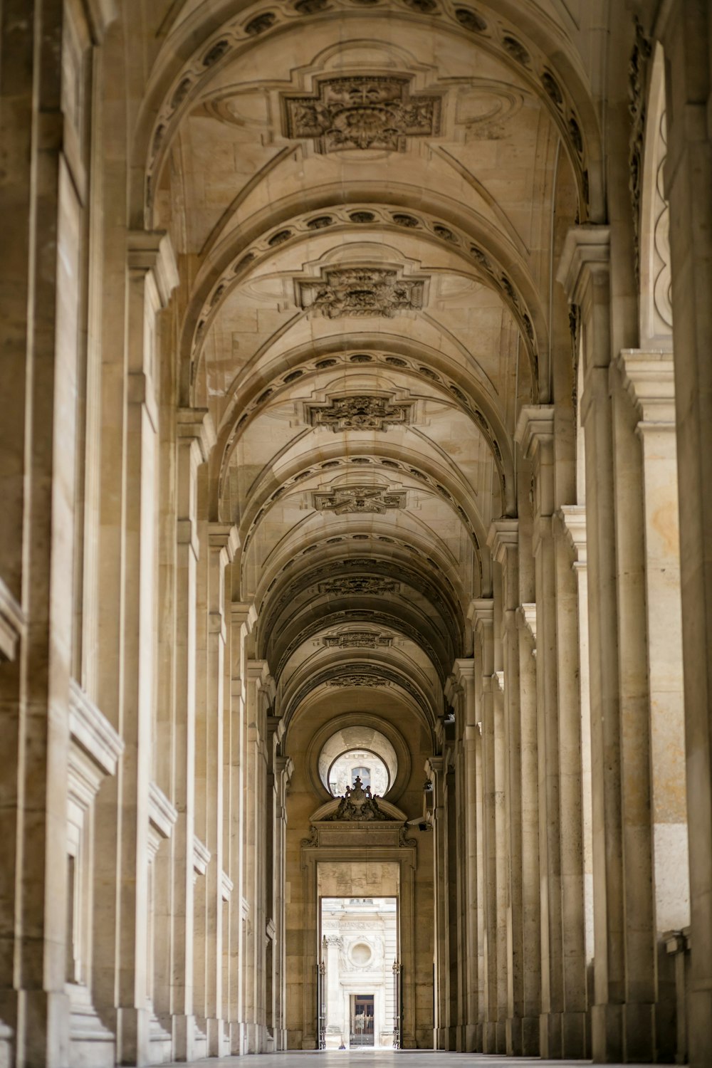 edificio in cemento marrone e bianco