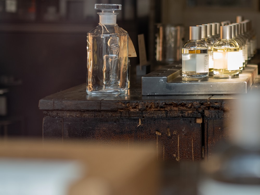 Botella de vidrio transparente sobre mesa de madera marrón