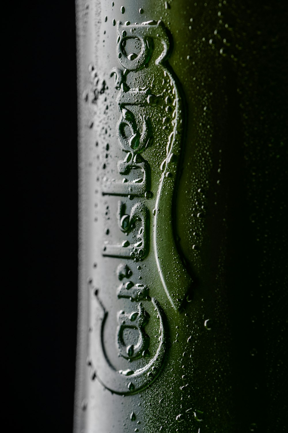 Botella con etiqueta verde y blanca