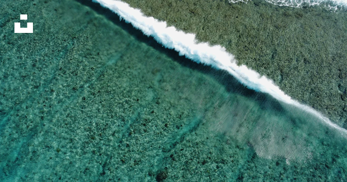 Aerial view of ocean waves photo – Free Malé Image on Unsplash