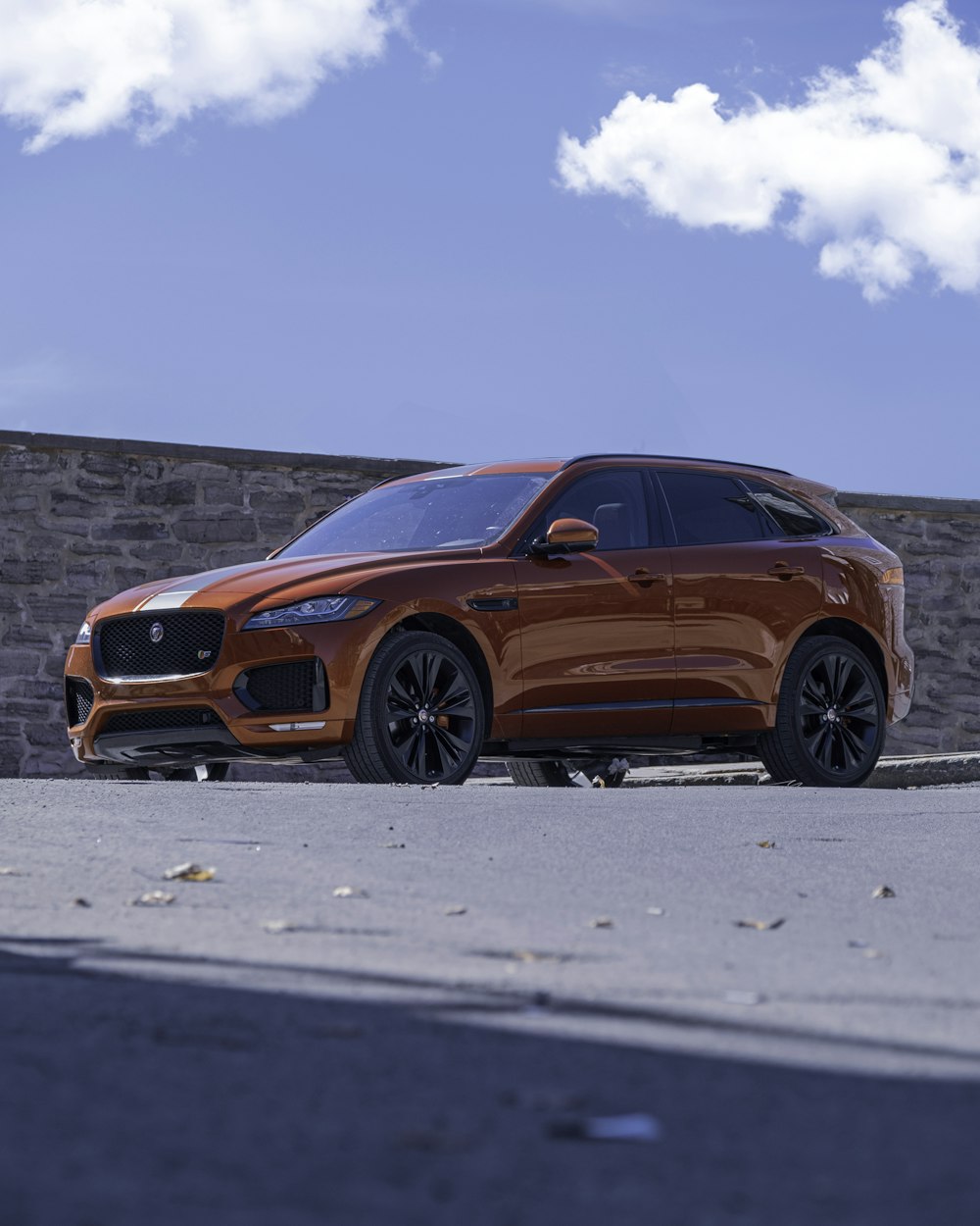 BMW M 3 coupé orange sur une route en béton gris pendant la journée