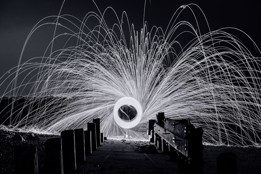 photographie de laine d’acier d’un homme debout sur un pont