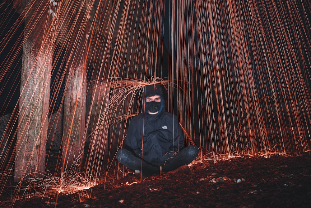 homme en sweat à capuche noir portant des lunettes de soleil noires