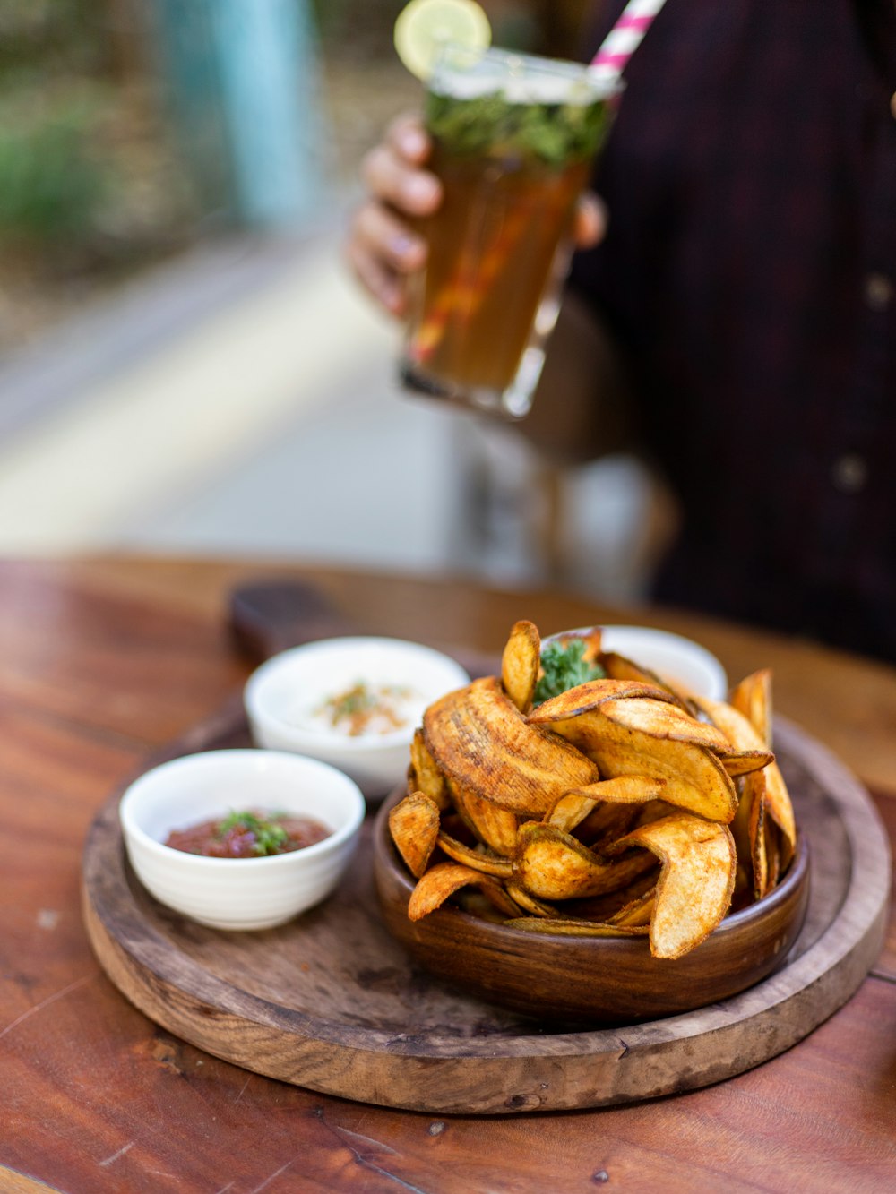 hambúrguer e batatas fritas em placa de cerâmica branca