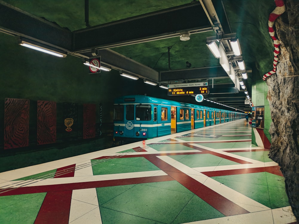 Roter und gelber Zug im Bahnhof