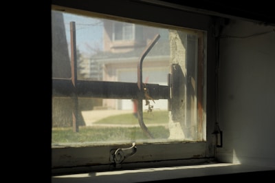Before and after shot of a house’s windows, highlighting the sparkling results.