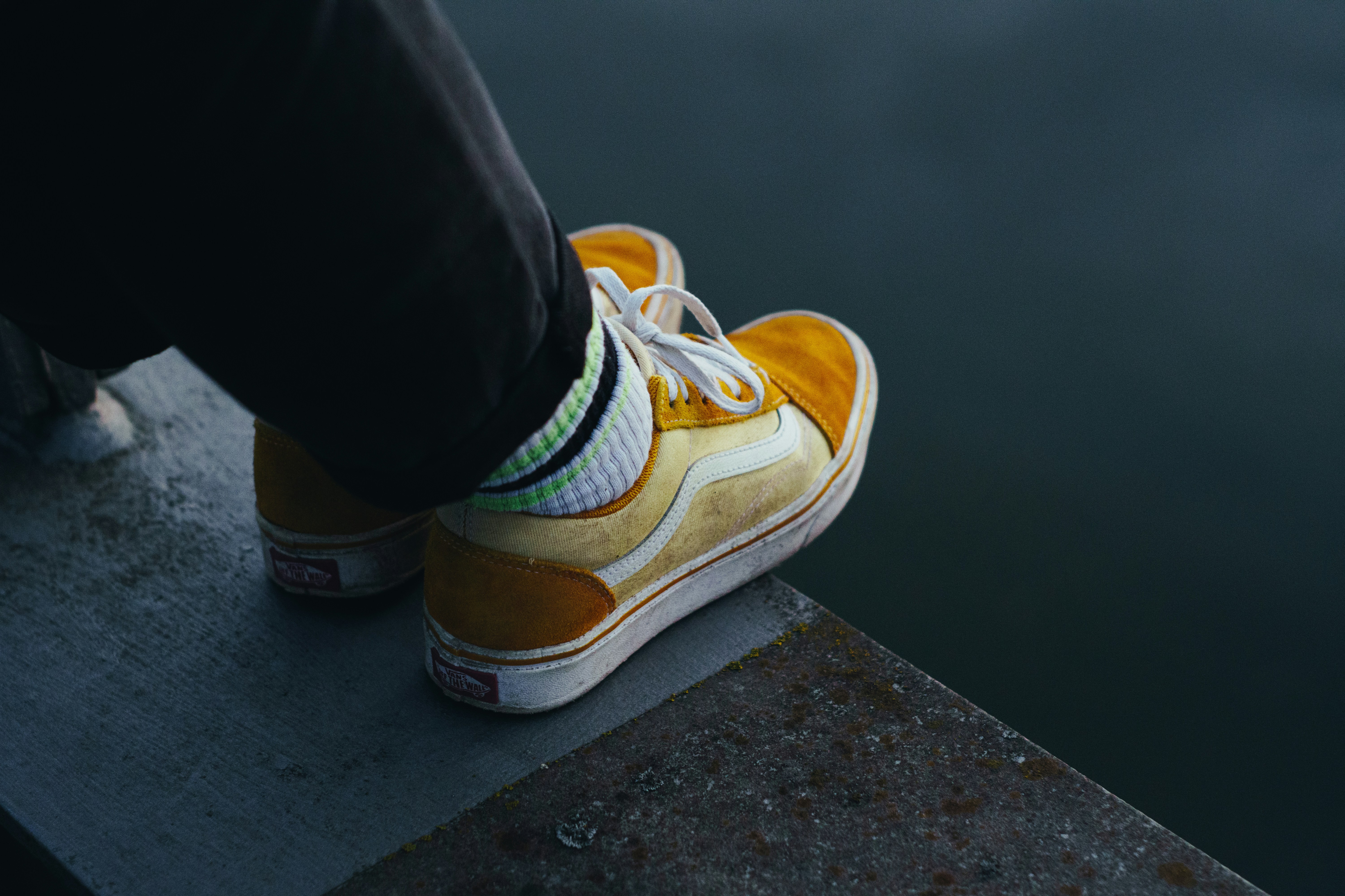 Persona con zapatillas Nike blancas y marrones