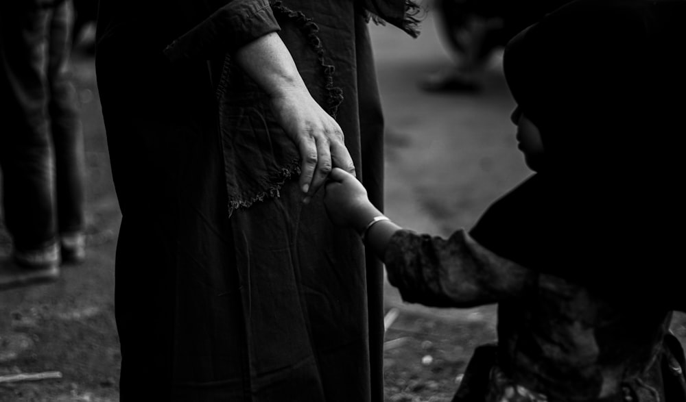 Hombre y mujer tomados de la mano