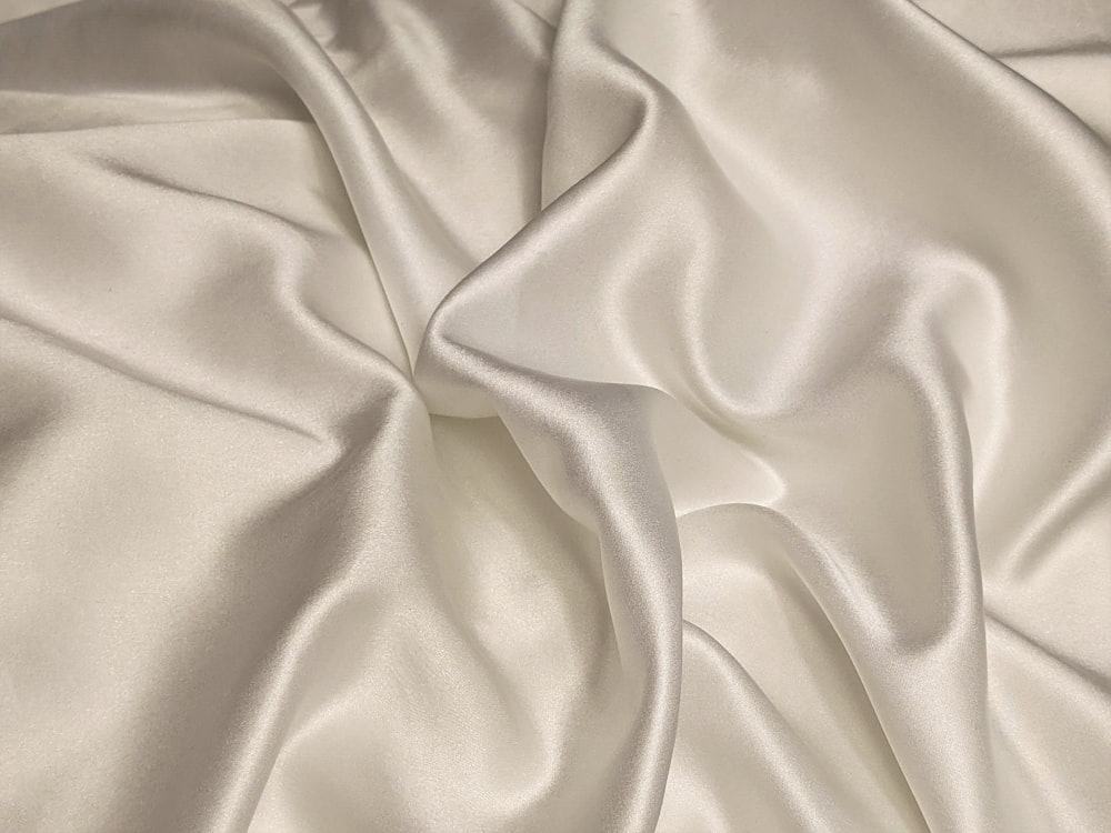 textil blanco sobre mesa de madera marrón