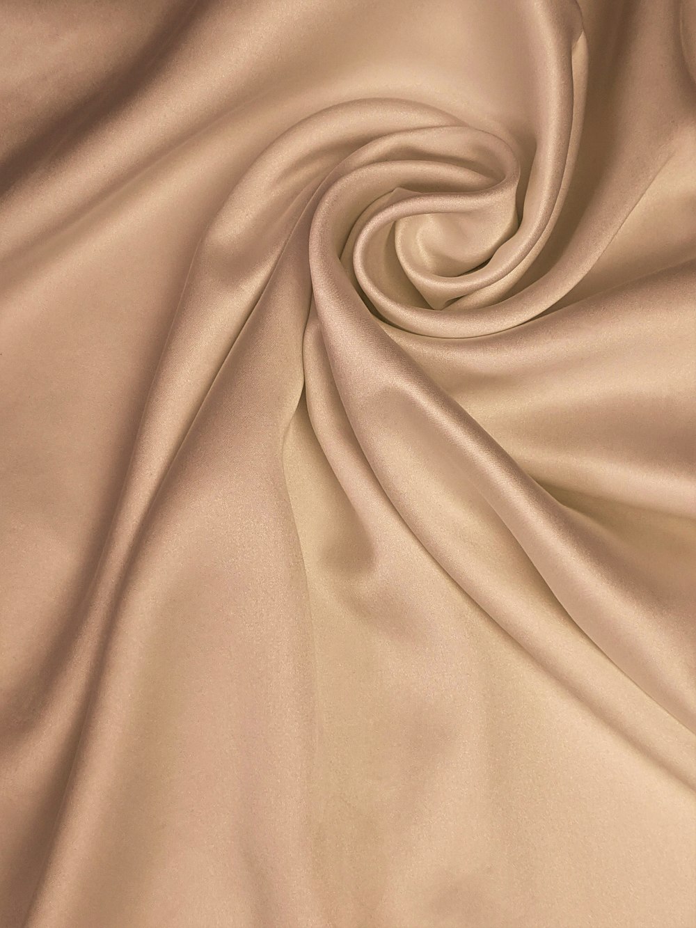 textile marron sur textile blanc