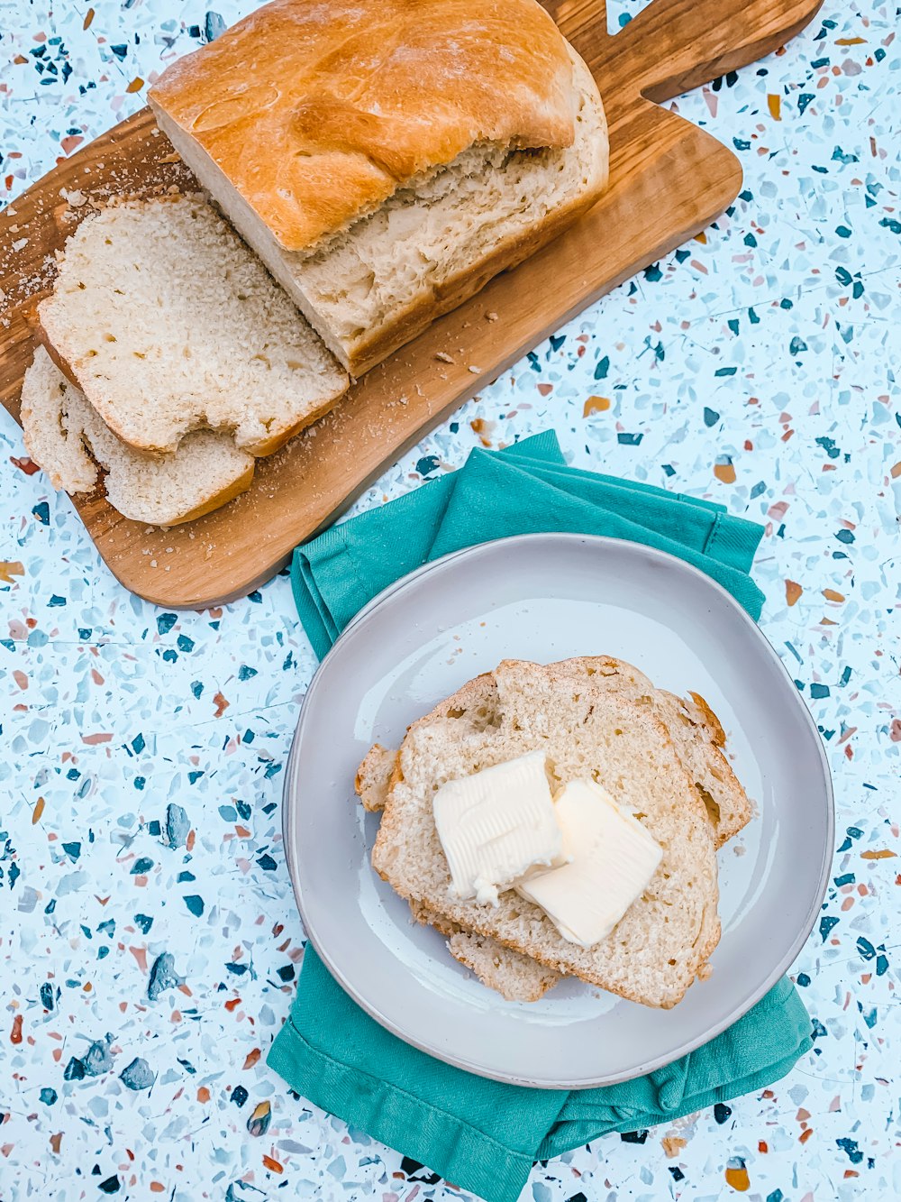 Pan en plato redondo azul y blanco