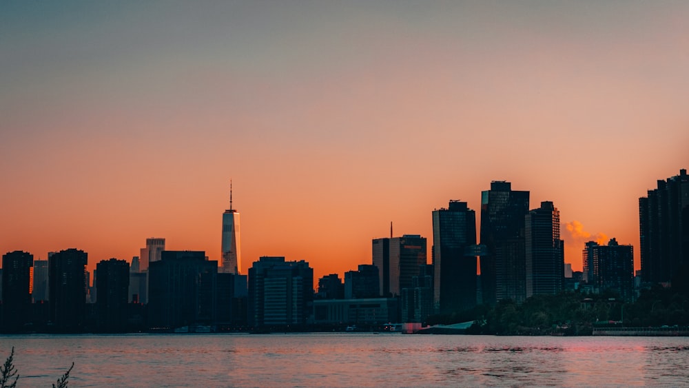 Skyline de la ville au coucher du soleil avec plan d’eau