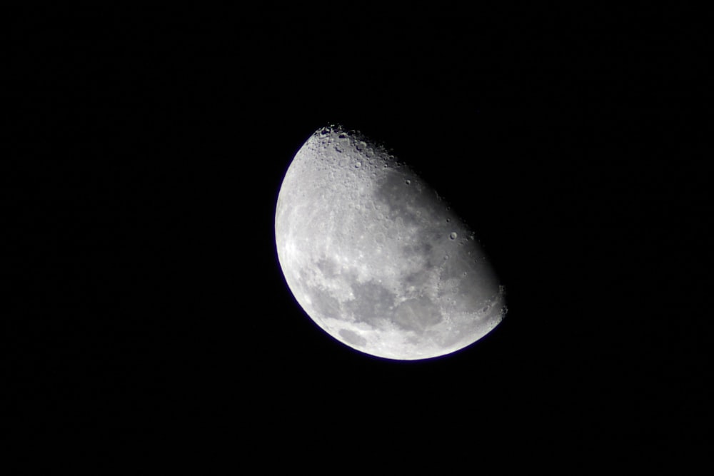 luna piena nel cielo notturno scuro