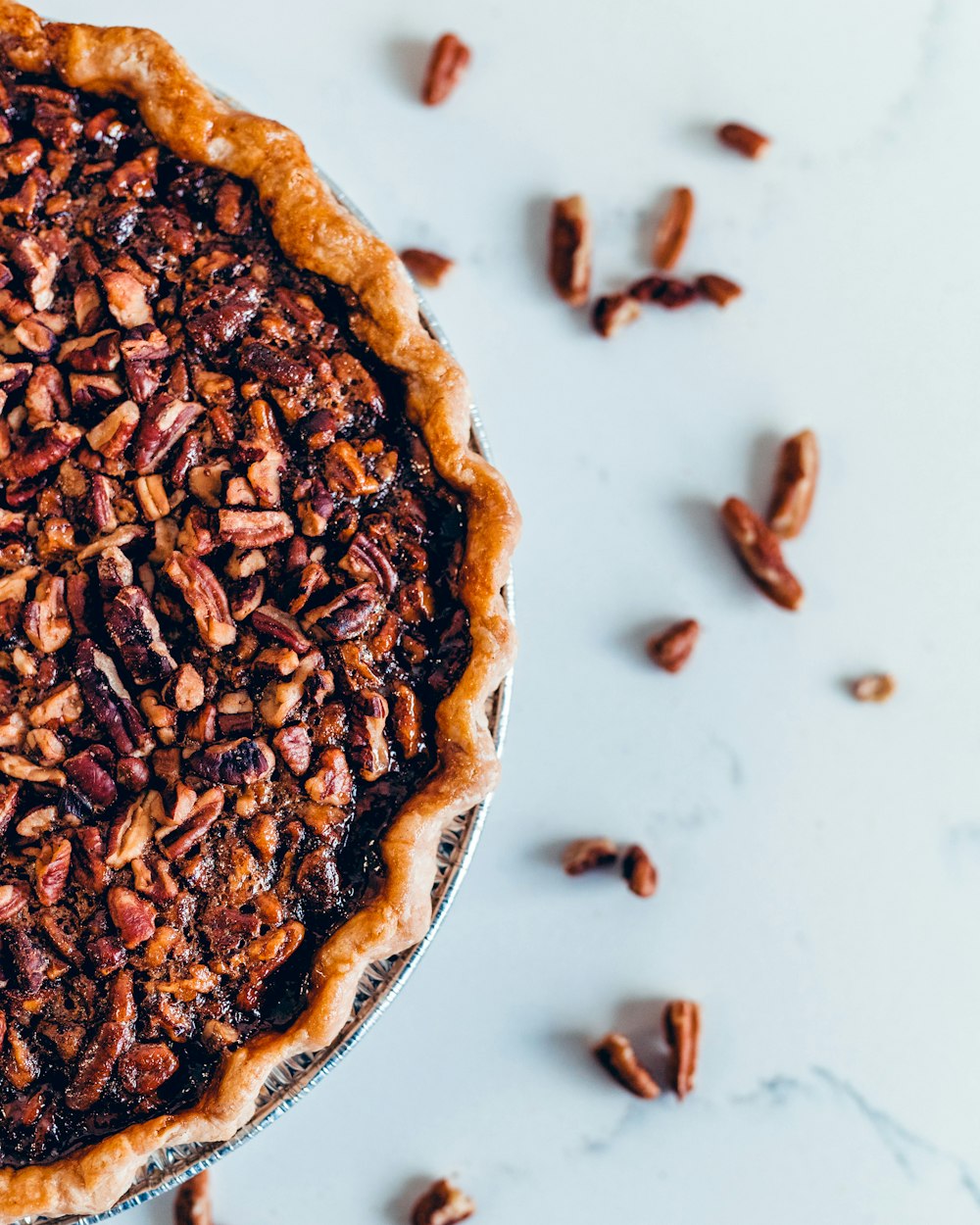 Tarte brune sur assiette en céramique blanche