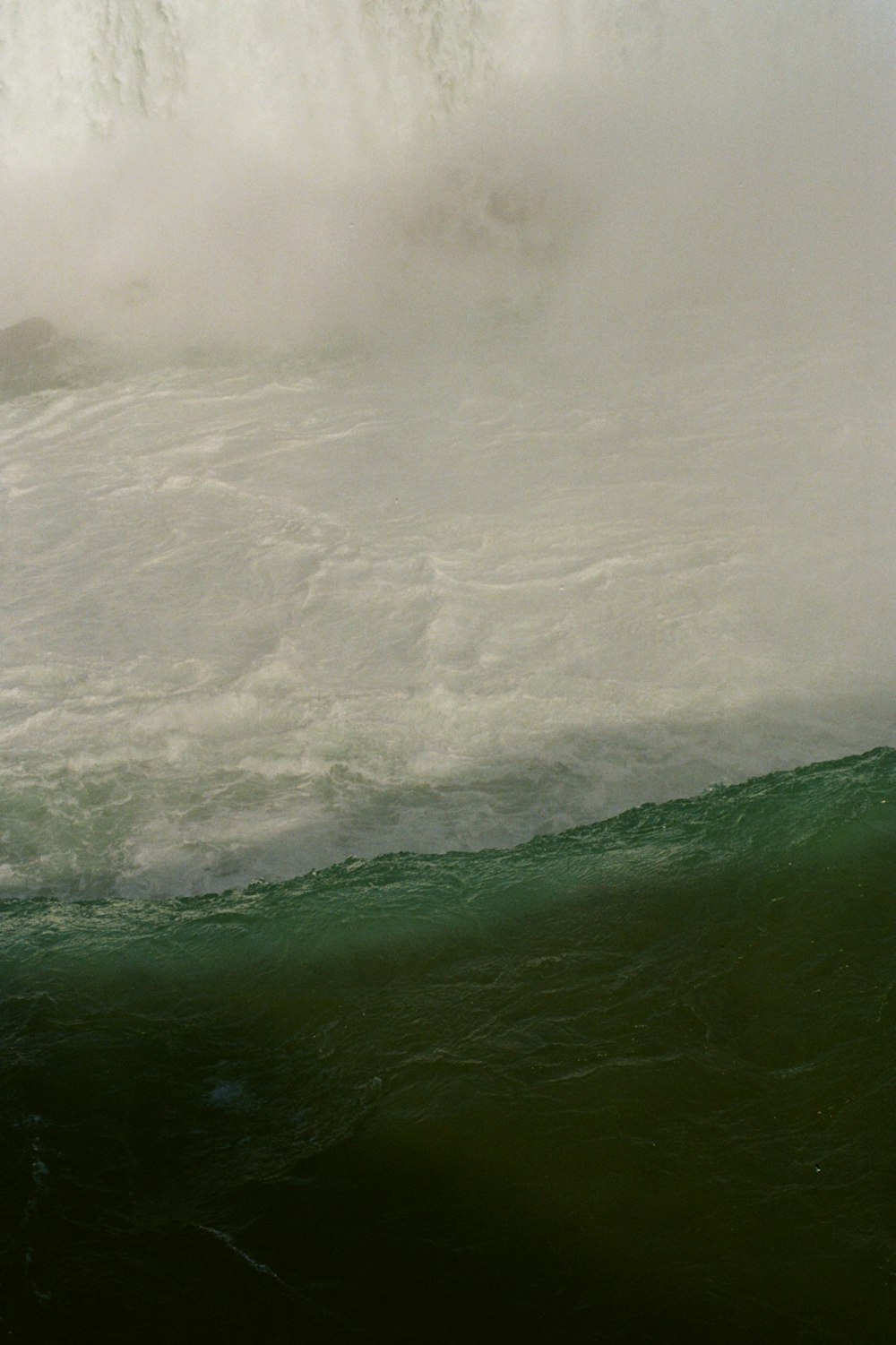 green water wave during daytime