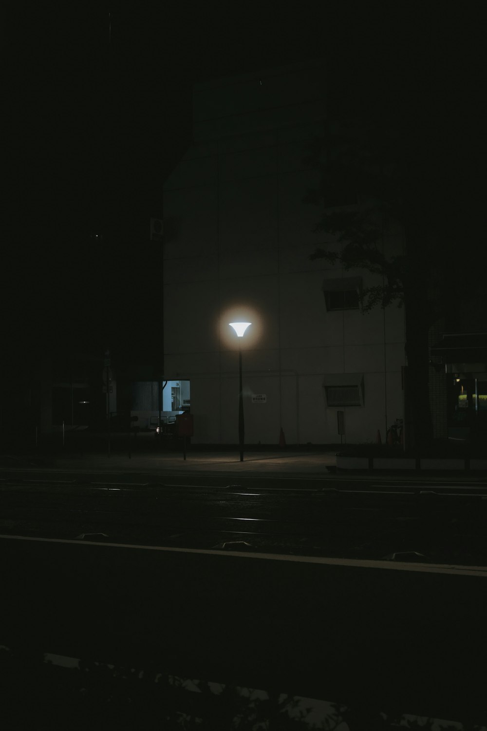 Foto Luz de la calle encendida durante la noche – Imagen Gris gratis en  Unsplash