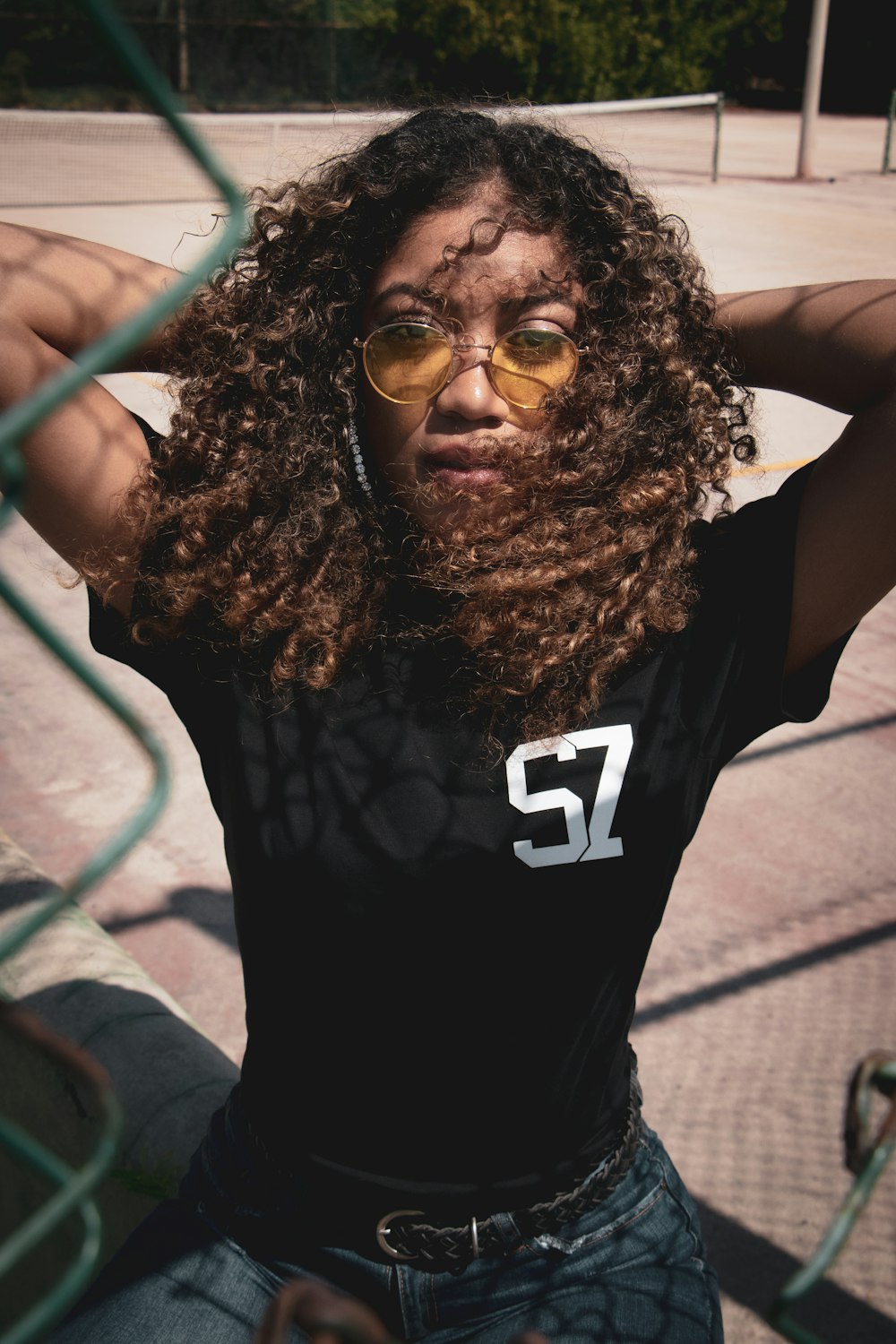 Femme en débardeur noir portant des lunettes à monture noire