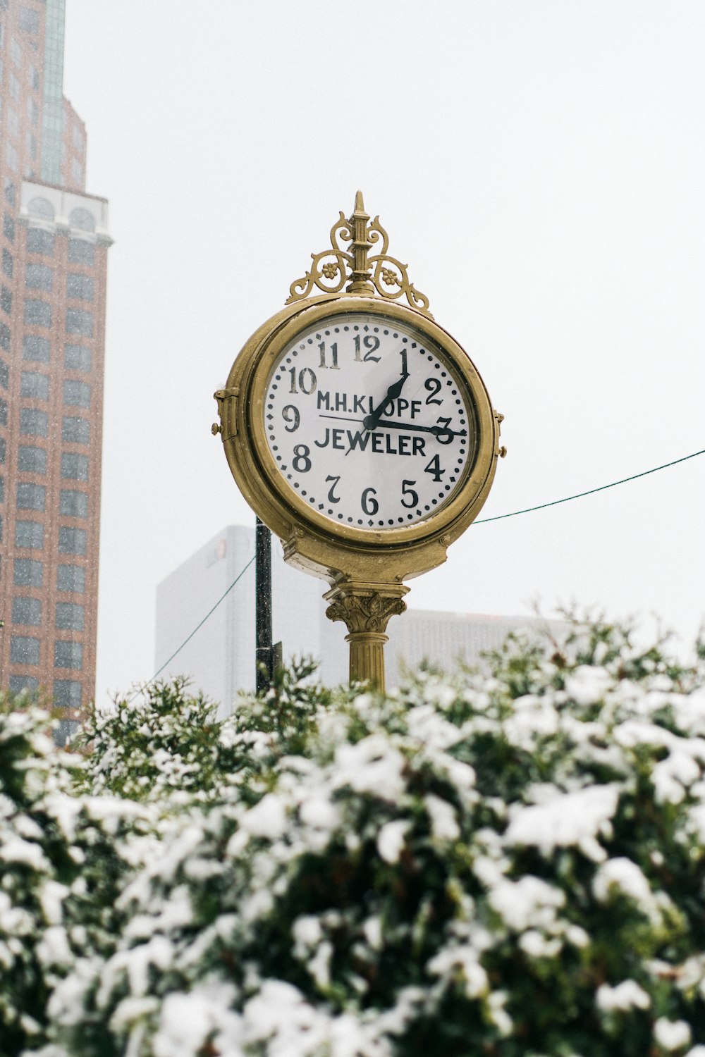 Reloj analógico dorado y blanco