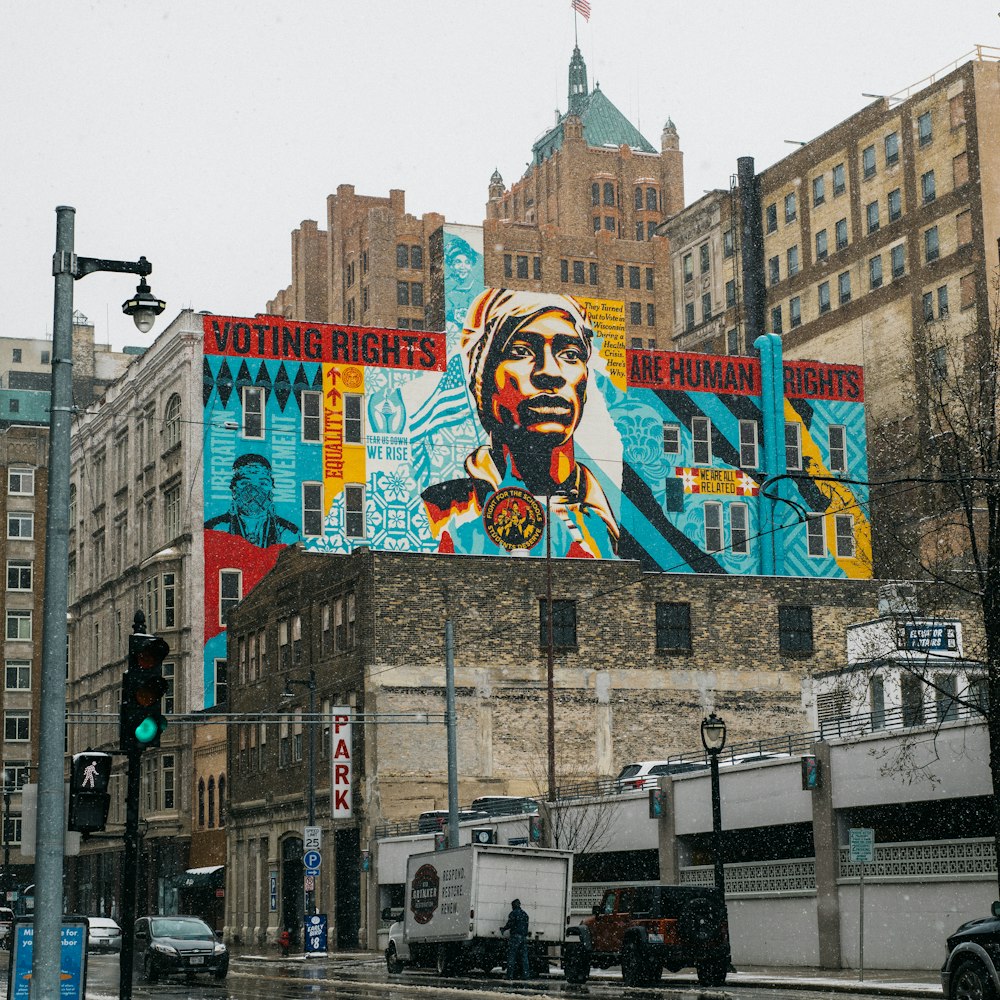 Edificio de hormigón marrón con grafitis