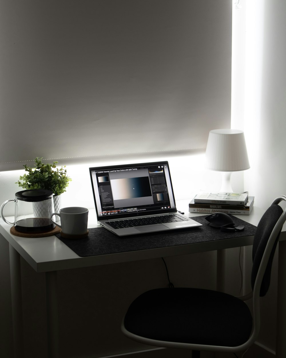 白い木製のテーブルにMacBook Pro