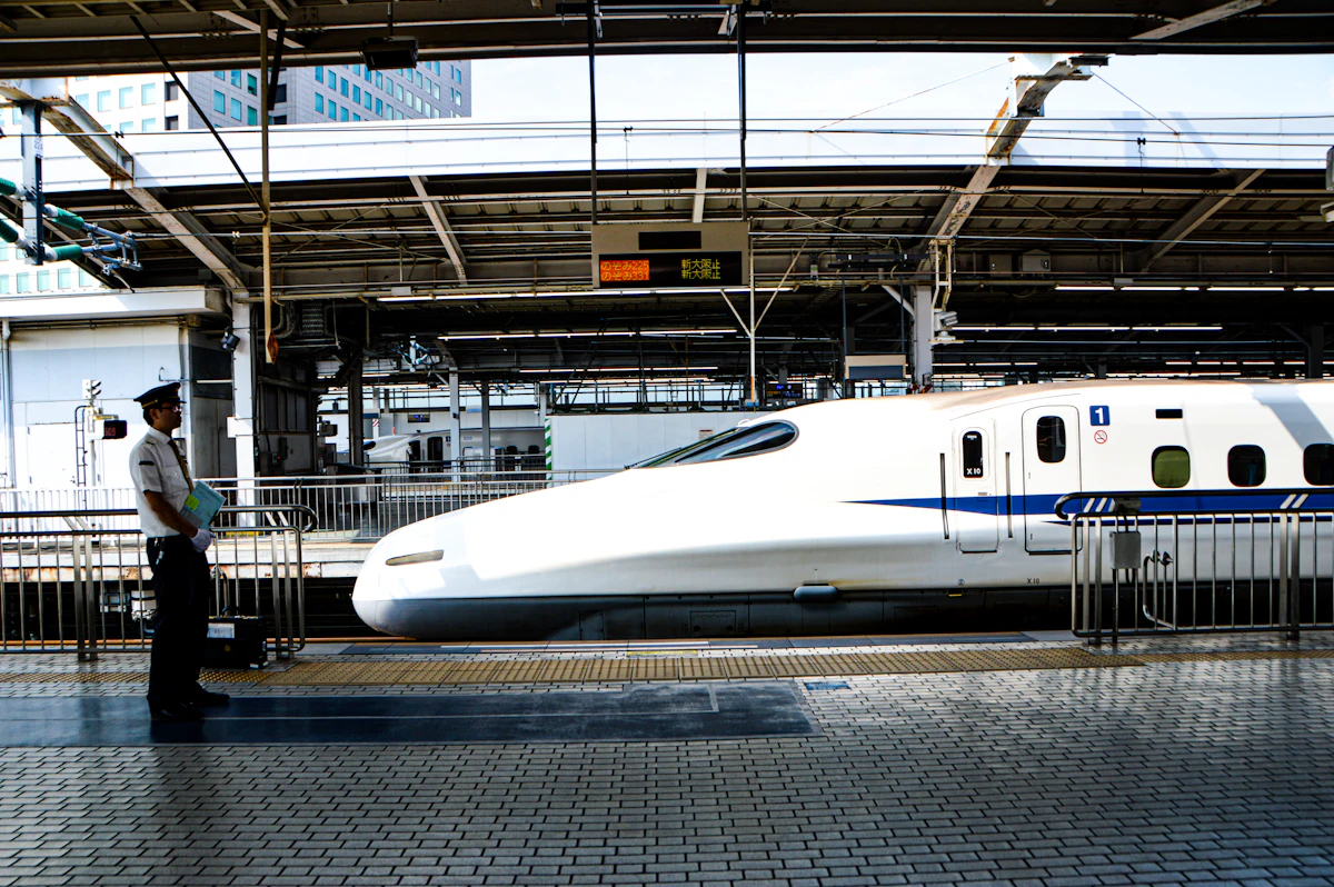 駅のホームに停車する新幹線