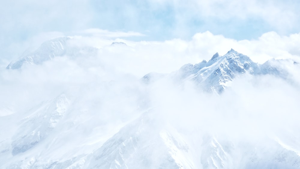 Schneebedeckter Berg unter blauem Himmel tagsüber