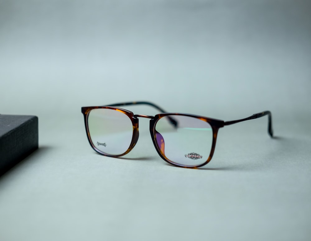 lunettes de vue à monture marron et noir