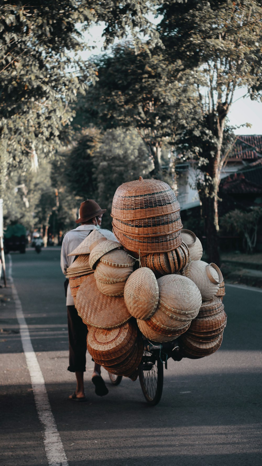 Decorazioni rotonde in legno marrone sulla strada durante il giorno