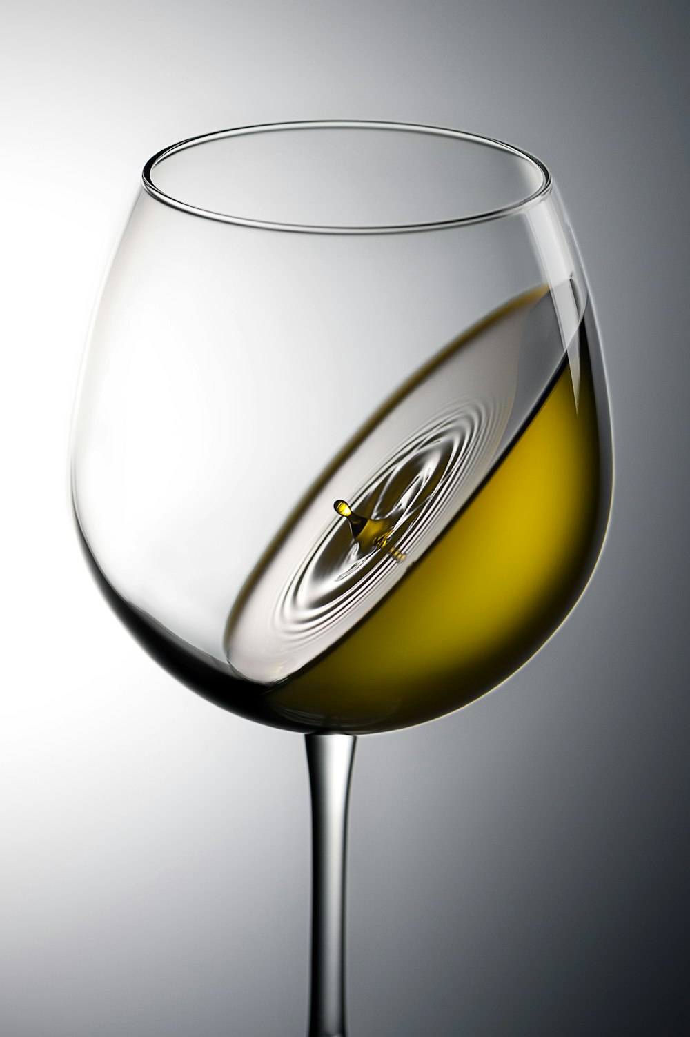 黄色の液体が入った透明なワイングラスの写真 Unsplashで見つけるモスクワの無料写真