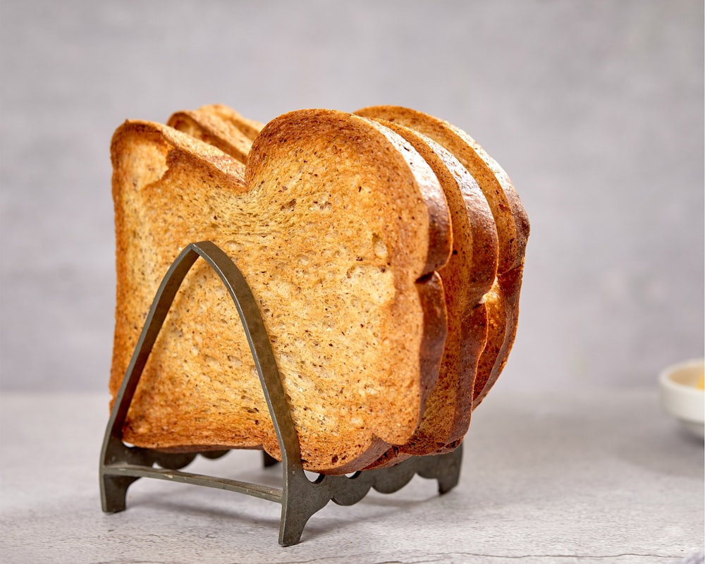 pane nero sul tavolo bianco