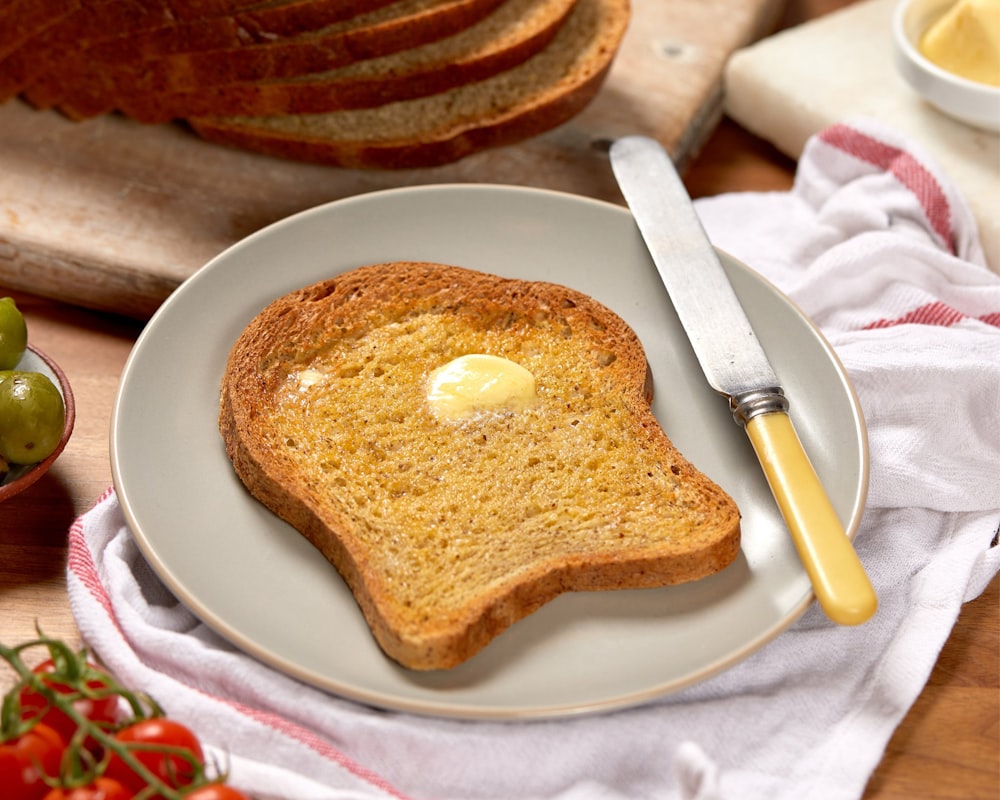 Pan en plato de cerámica blanca