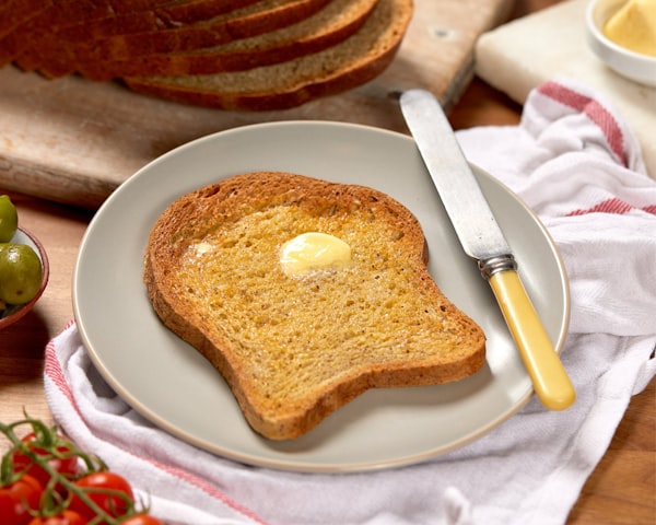 Spelt-toast met zwarte olijventapenade — receptfoto