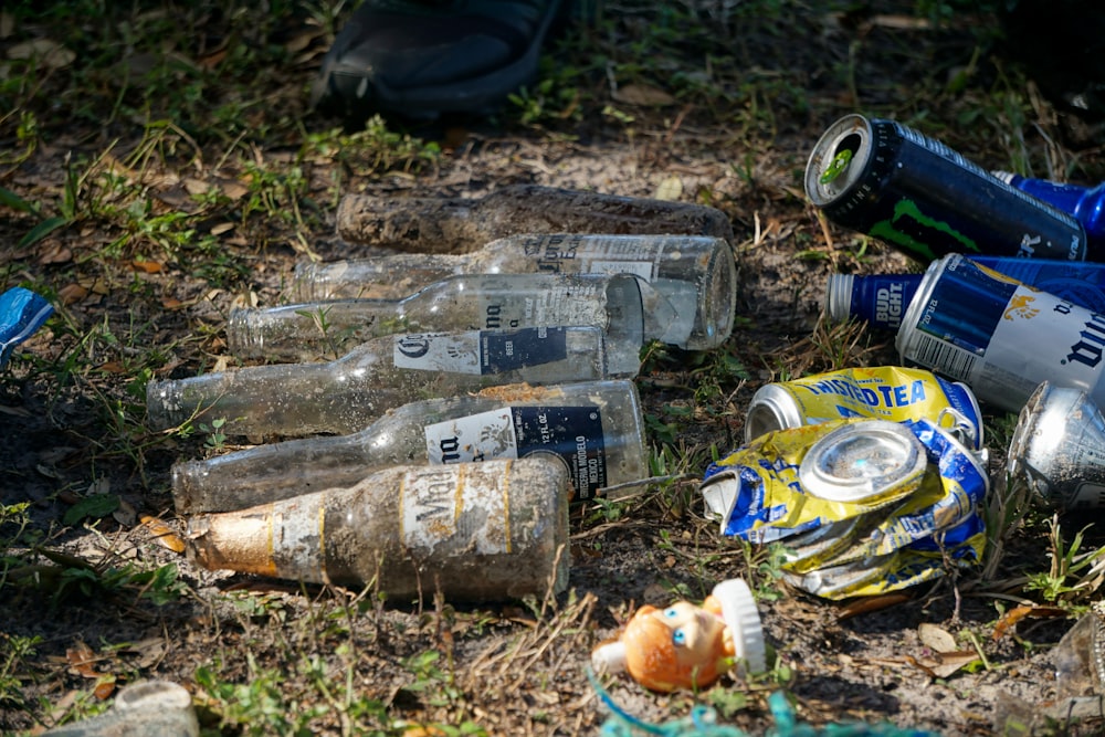 Botellas de vidrio transparente en el suelo