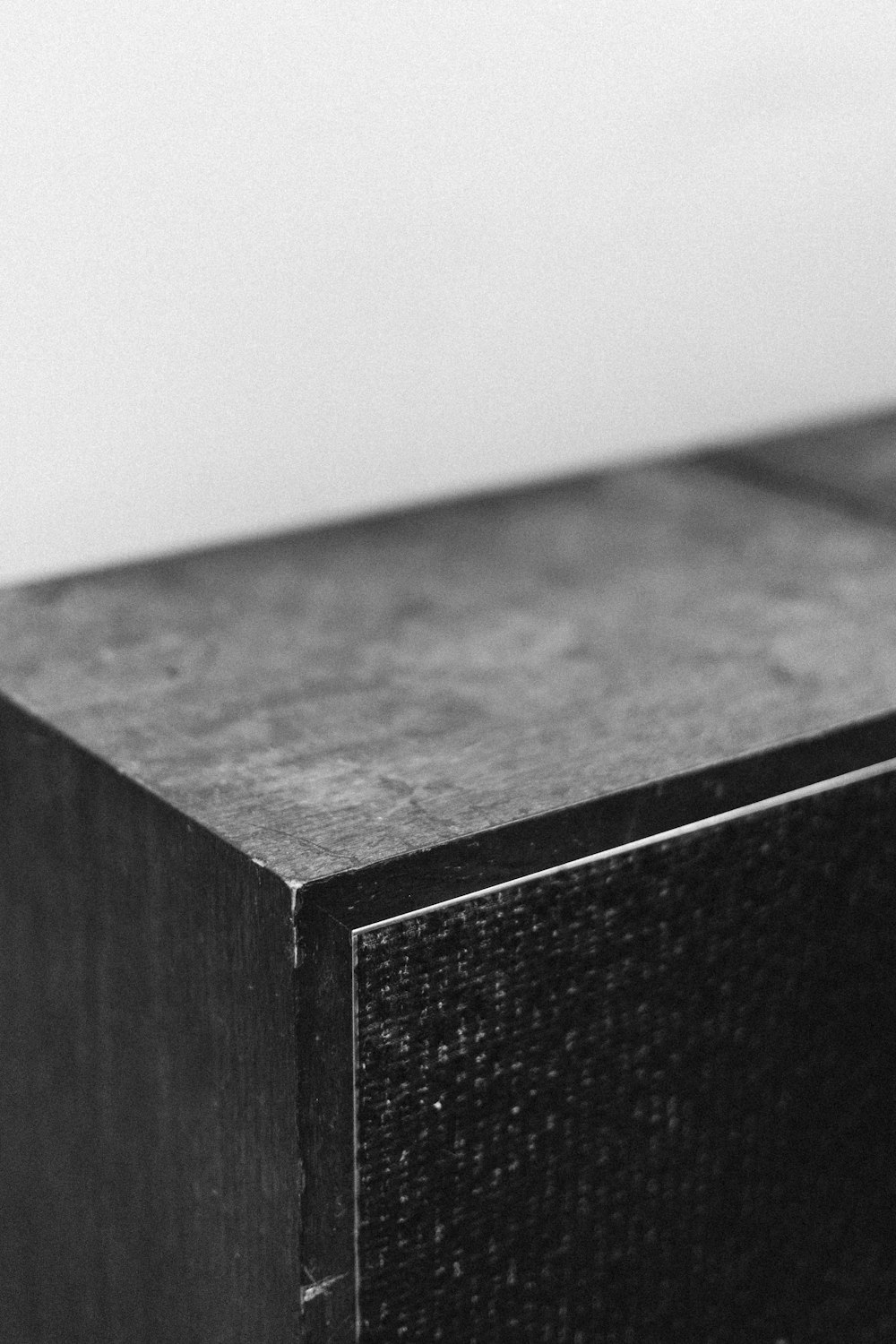 Mesa de madera en blanco y negro