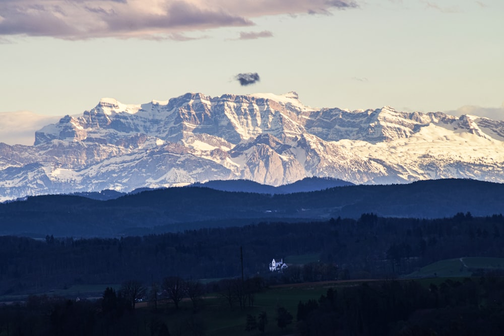 montanha coberta de neve durante o dia