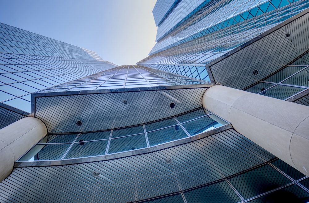 Fotografía de ángulo bajo de edificios de gran altura