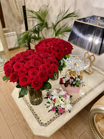 An elegant living room corner featuring a vase of fresh, artfully arranged flowers from la rose dans la maison.