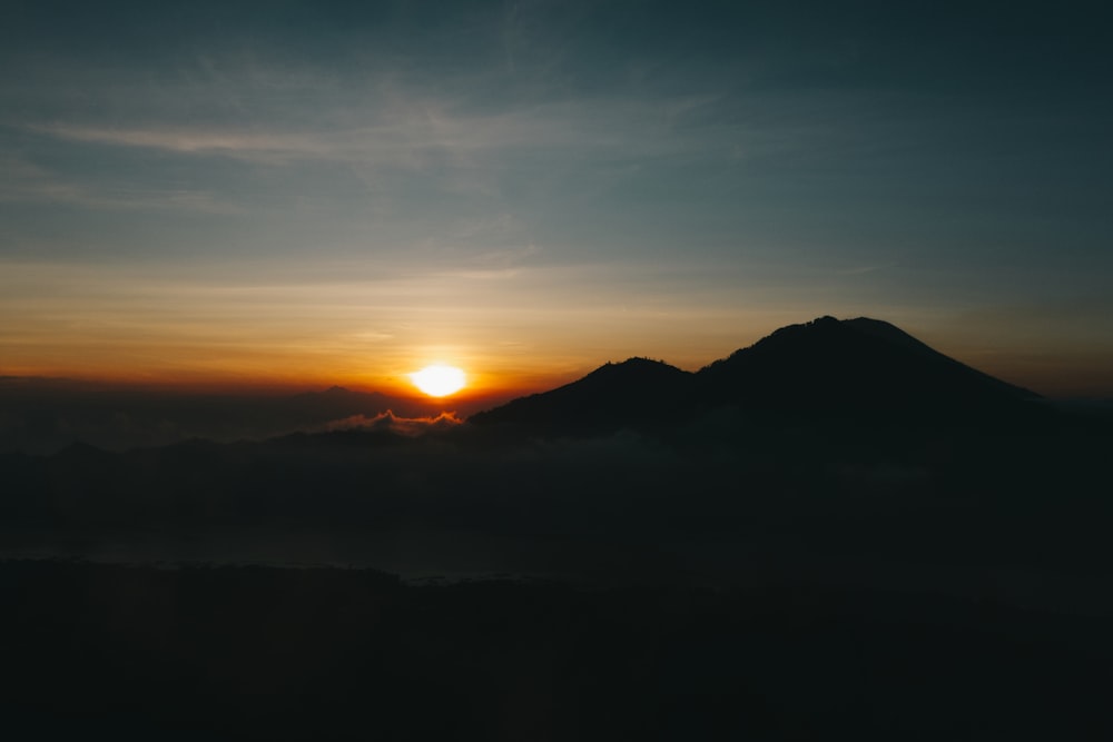 silhouette de montagne au coucher du soleil