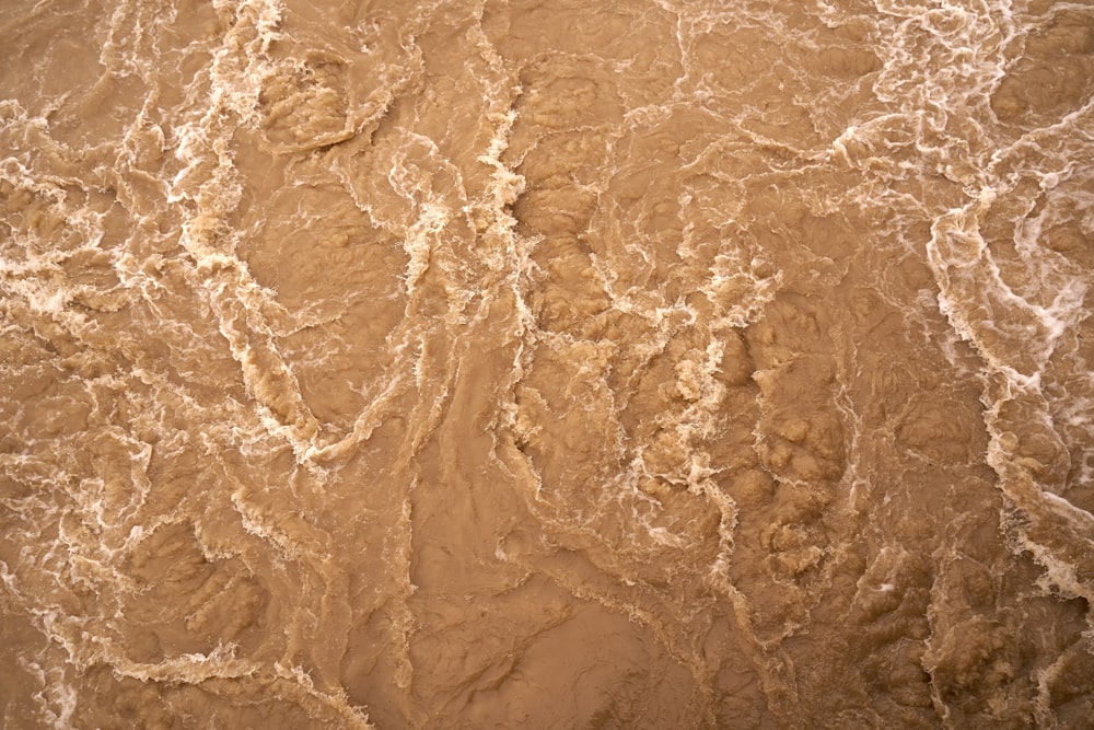 un primer plano de una superficie marrón con mucha agua