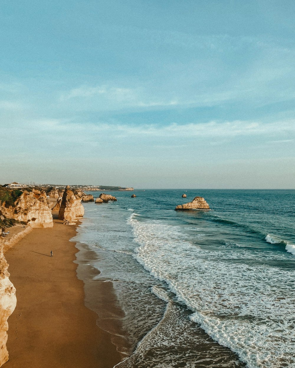 Formation rocheuse brune sur le bord de la mer pendant la journée