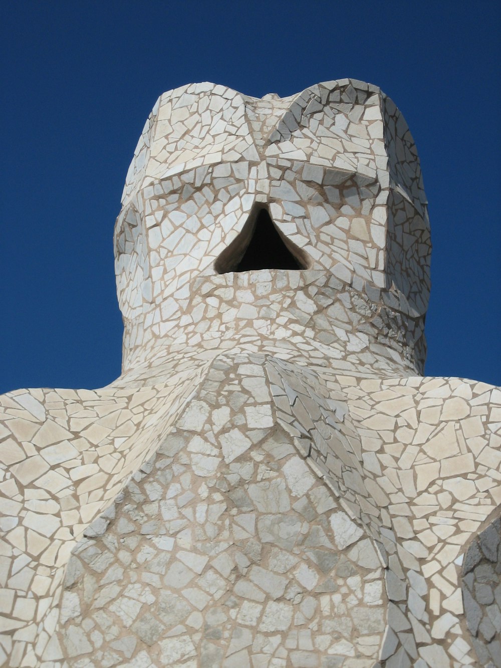 Weiße Betonstatue unter blauem Himmel tagsüber