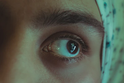 High-resolution close-up of a perfectly shaped eyebrow after powder brow treatment at Altındenge.