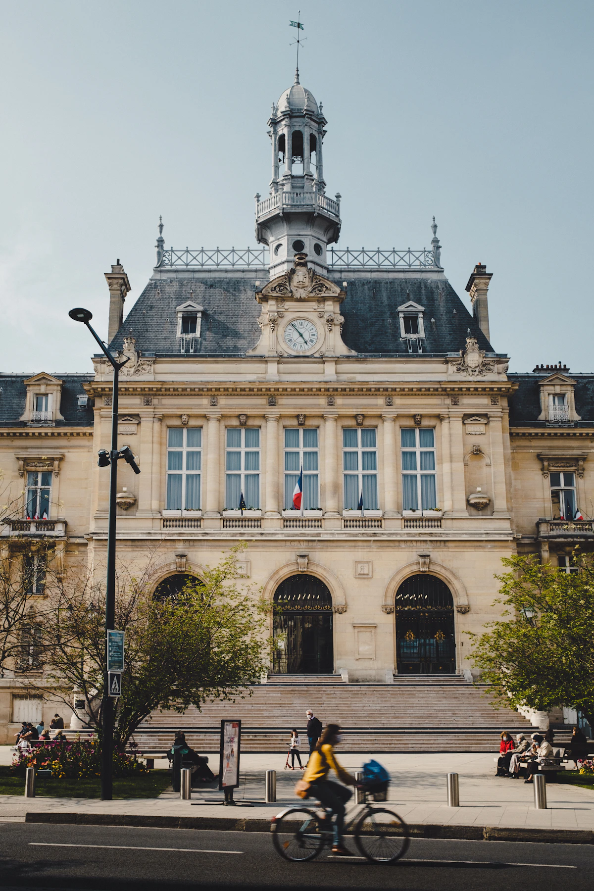 Façade d’une mairie française avec son fronton et son drapeau tricolore